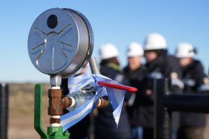 Vidal puso en marcha el acueducto que mejorará el caudal de agua para la comunidad de Caleta Olivia