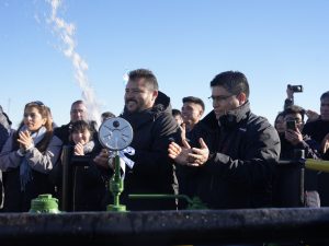 Vidal puso en marcha el acueducto que mejorará el caudal de agua para la comunidad de Caleta Olivia