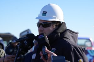 Vidal puso en marcha el acueducto que mejorará el caudal de agua para la comunidad de Caleta Olivia