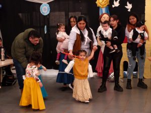 Niñas y niños del CDI Manuelita celebraron la patria con música y danzas