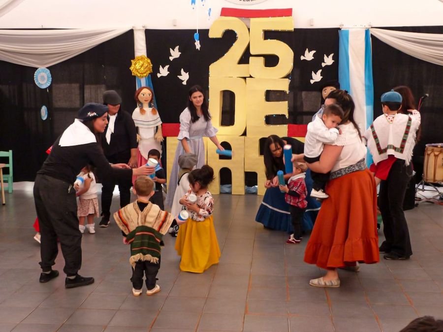 Niñas y niños del CDI Manuelita celebraron la patria con música y danzas