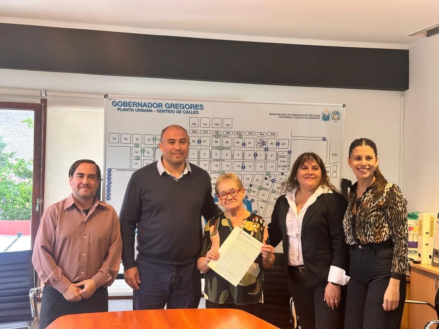 Tras 20 años, familias de Puerto Santa Cruz y Gobernador Gregores firmaron sus títulos de propiedad