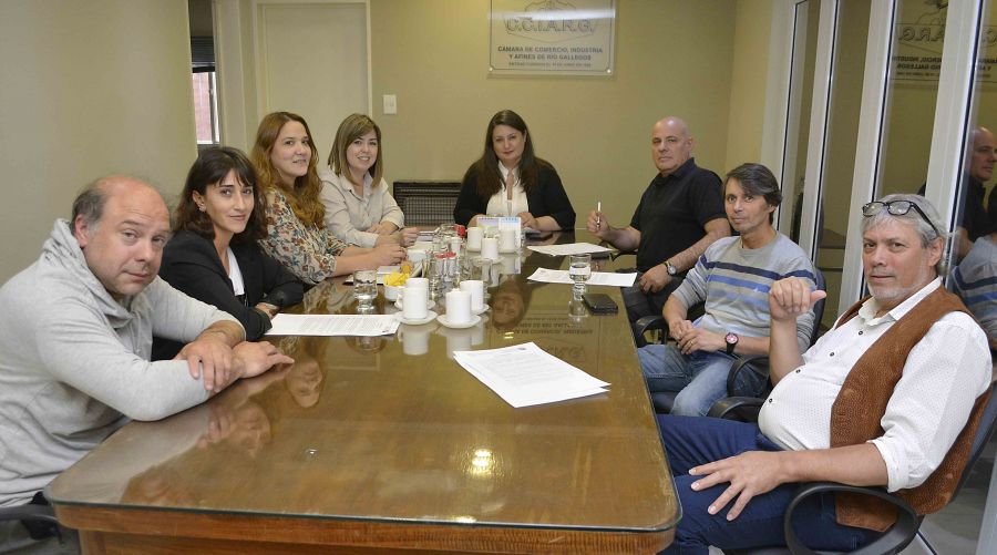 El Gobierno de Santa Cruz firmó junto a comerciantes un acuerdo de precios para el ciclo lectivo 2020