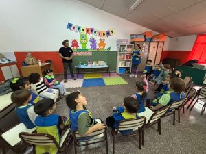 Charlas ambientales en Las Heras: niños y niñas aprendieron sobre el macá tobiano