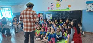 Charlas ambientales en Las Heras: niños y niñas aprendieron sobre el macá tobiano