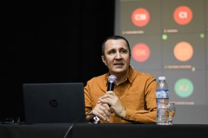 Más de 200 personas iniciaron el Seminario de Curaduría a cargo de Rodrigo Alonso