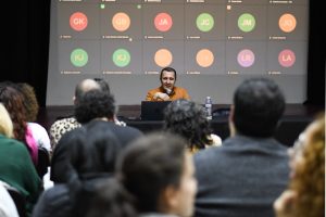 Más de 200 personas iniciaron el Seminario de Curaduría a cargo de Rodrigo Alonso