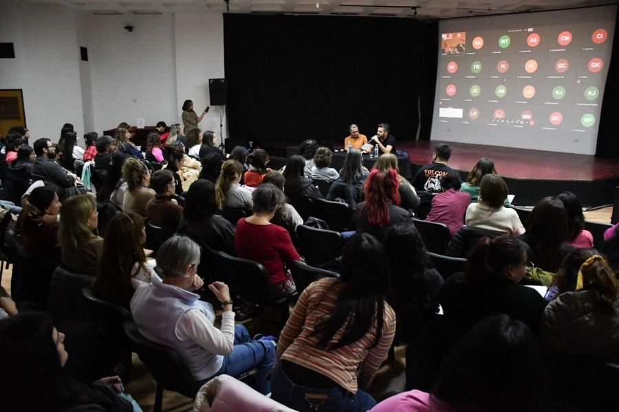 Más de 200 personas iniciaron el Seminario de Curaduría a cargo de Rodrigo Alonso