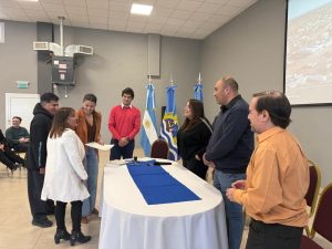 Treinta y cinco familias santacruceñas firmaron los títulos de propiedad de sus viviendas