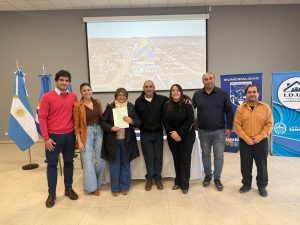 Treinta y cinco familias santacruceñas firmaron los títulos de propiedad de sus viviendas