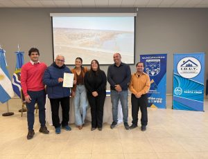 Treinta y cinco familias santacruceñas firmaron los títulos de propiedad de sus viviendas