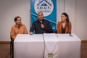 Treinta y cinco familias santacruceñas firmaron los títulos de propiedad de sus viviendas