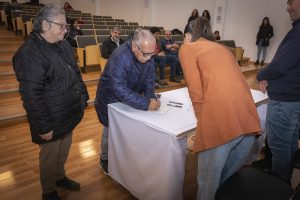 Treinta y cinco familias santacruceñas firmaron los títulos de propiedad de sus viviendas