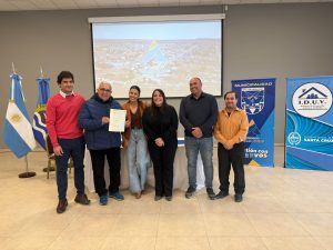 Treinta y cinco familias santacruceñas firmaron los títulos de propiedad de sus viviendas