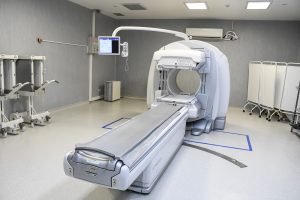 Santa Cruz fortalece su atención médica con un acuerdo entre el Centro de Medicina Nuclear y la Caja de Servicios Sociales