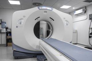 Santa Cruz fortalece su atención médica con un acuerdo entre el Centro de Medicina Nuclear y la Caja de Servicios Sociales