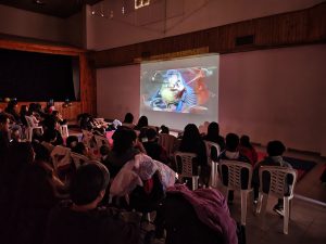 Se brindó una función de cine con merienda para la familia en el CIC del Carmen