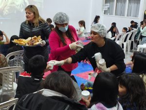 Se brindó una función de cine con merienda para la familia en el CIC del Carmen