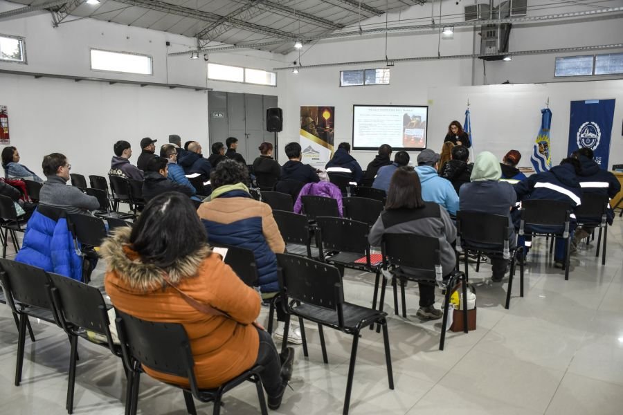Exitoso inicio del curso abierto de operación de retroexcavadoras