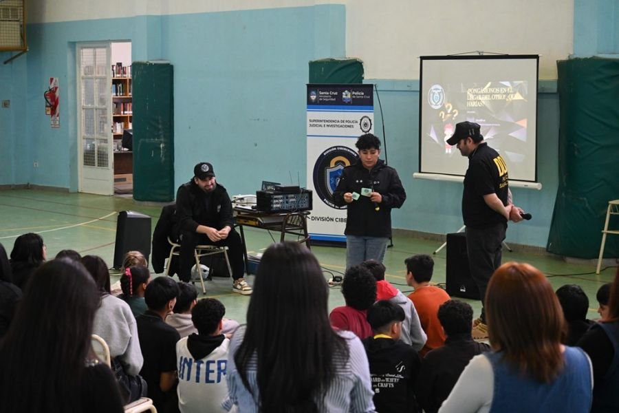 Seguridad continúa concientizando sobre bullying, grooming y delitos cibernéticos en las escuelas
