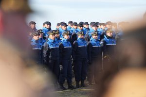 Vidal tomó juramento a 140 agentes y cadetes de Policía frente al Faro de Cabo Vírgenes: “Pongamos en valor lo nuestro”