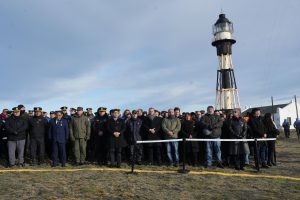 Vidal tomó juramento a 140 agentes y cadetes de Policía frente al Faro de Cabo Vírgenes: “Pongamos en valor lo nuestro”