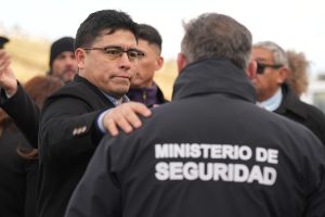 Vidal tomó juramento a 140 agentes y cadetes de Policía frente al Faro de Cabo Vírgenes: “Pongamos en valor lo nuestro”
