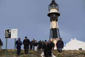 Vidal tomó juramento a 140 agentes y cadetes de Policía frente al Faro de Cabo Vírgenes: “Pongamos en valor lo nuestro”
