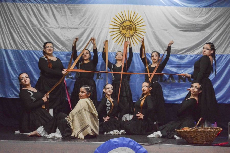 Gran peña folclórica en el CIC del Carmen por el Día de la Bandera