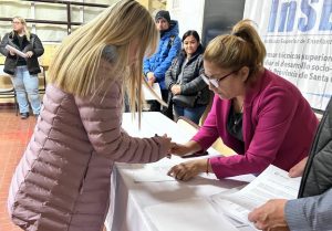 Entrega de constancias de títulos en trámite a egresados del INSET tras demoras por falta de gestión en el gobierno anterior