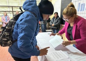 Entrega de constancias de títulos en trámite a egresados del INSET tras demoras por falta de gestión en el gobierno anterior