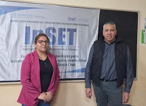 Entrega de constancias de títulos en trámite a egresados del INSET tras demoras por falta de gestión en el gobierno anterior