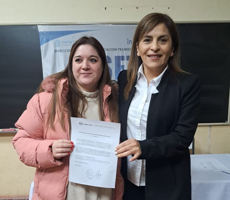 Entrega de constancias de títulos en trámite a egresados del INSET tras demoras por falta de gestión en el gobierno anterior