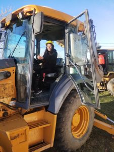 Distrigas desarrolló capacitación con prácticas en maquinaria pesada en Perito Moreno