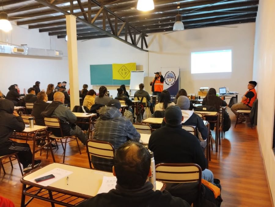 Distrigas desarrolló capacitación con prácticas en maquinaria pesada en Perito Moreno