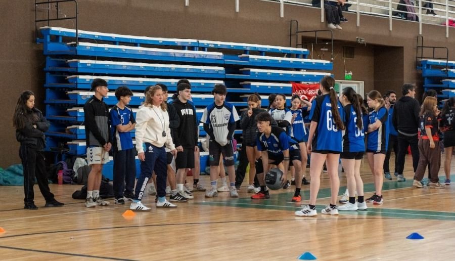 Más de 200 estudiantes participaron de una jornada de integración y deporte