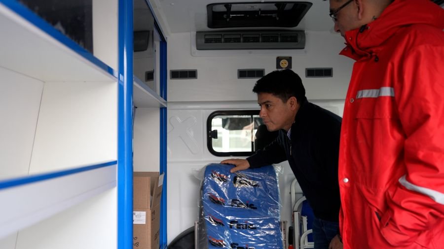 Claudio Vidal entregó ambulancias a Puerto Santa Cruz y Gobernador Gregores