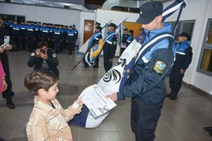 Orgullo y responsabilidad: la Policía Provincial designó a los agentes que portarán la bandera nacional, provincial e institucional