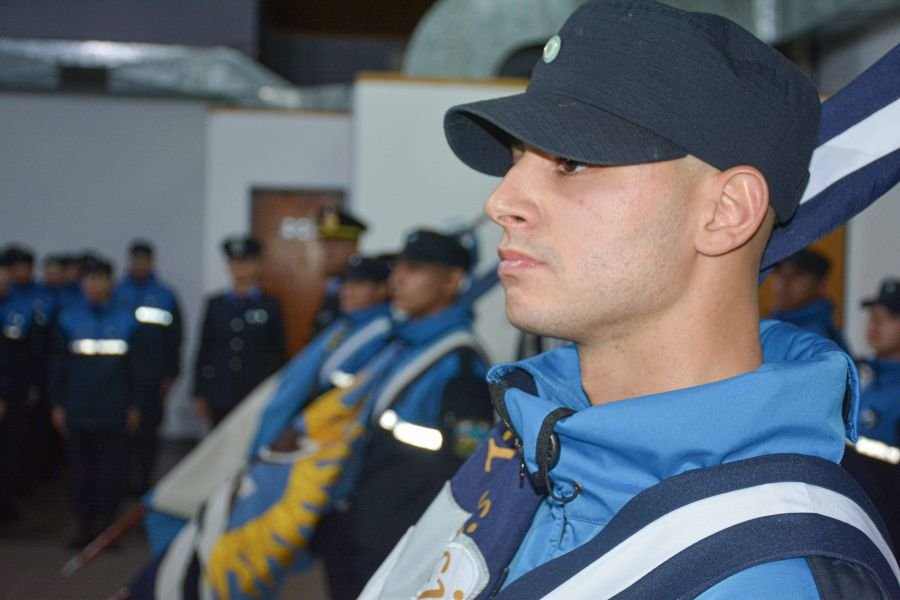 Orgullo y responsabilidad: la Policía Provincial designó a los agentes que portarán la bandera nacional, provincial e institucional