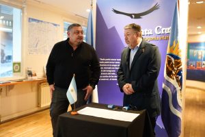 Turismo firmó un convenio con el Banco Santa Cruz para fortalecer la temporada invernal