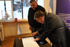 Turismo firmó un convenio con el Banco Santa Cruz para fortalecer la temporada invernal