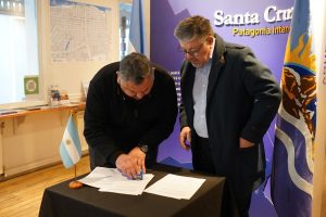 Turismo firmó un convenio con el Banco Santa Cruz para fortalecer la temporada invernal