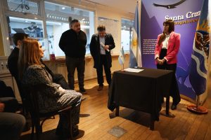 Turismo firmó un convenio con el Banco Santa Cruz para fortalecer la temporada invernal