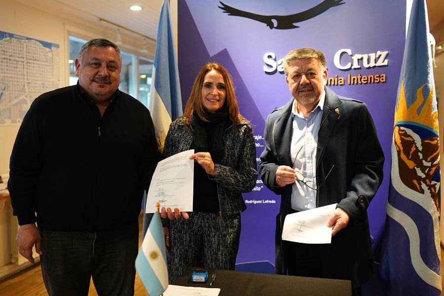 Turismo firmó un convenio con el Banco Santa Cruz para fortalecer la temporada invernal