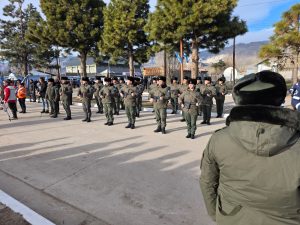Acto por el Día de la Independencia en Lago Posadas: emoción, entrega de títulos y desfile cívico