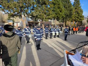 Acto por el Día de la Independencia en Lago Posadas: emoción, entrega de títulos y desfile cívico