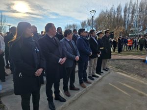 Acto por el Día de la Independencia en Lago Posadas: emoción, entrega de títulos y desfile cívico