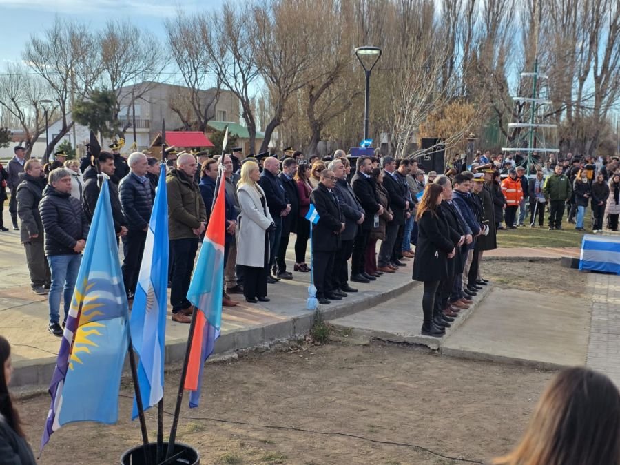 Acto por el Día de la Independencia en Lago Posadas: emoción, entrega de títulos y desfile cívico