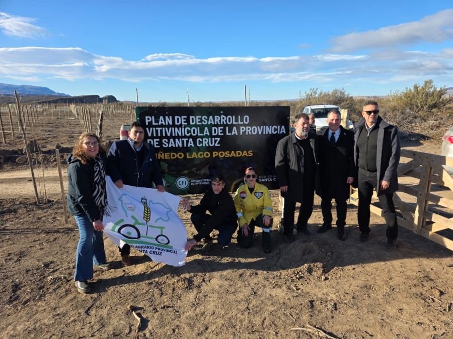 Vidal recorrió el proyecto vitivinícola que impulsa el Consejo Agrario Provincial en Lago Posadas