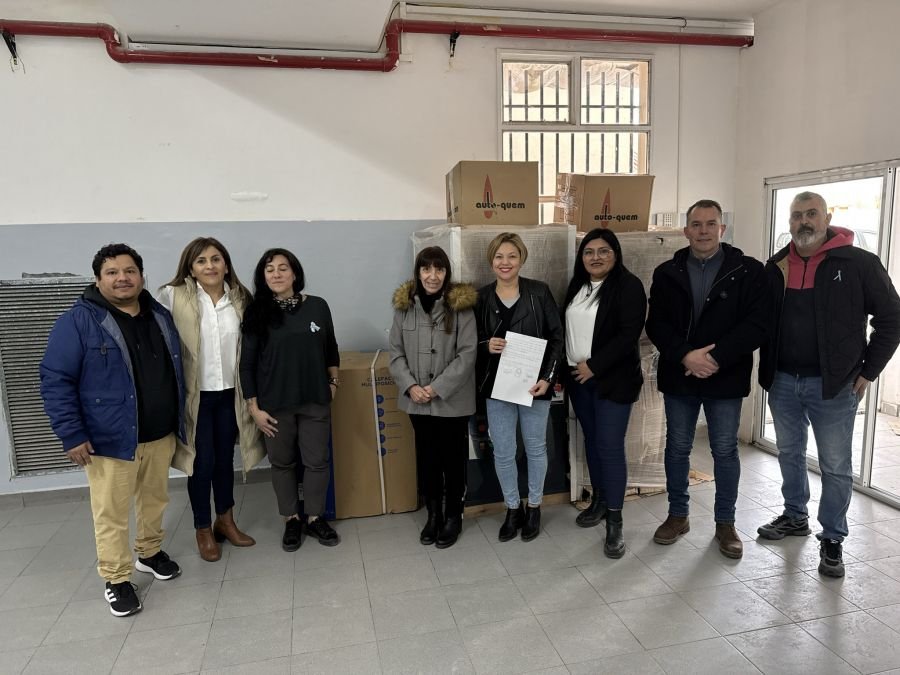 Pico Truncado: el CPE entregó equipamiento escolar junto a autoridades provinciales